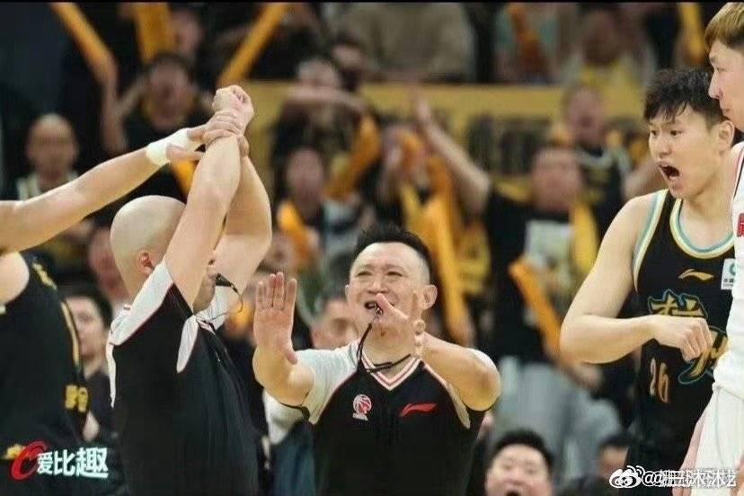 河南男篮团结一致，紧密合作战胜对手