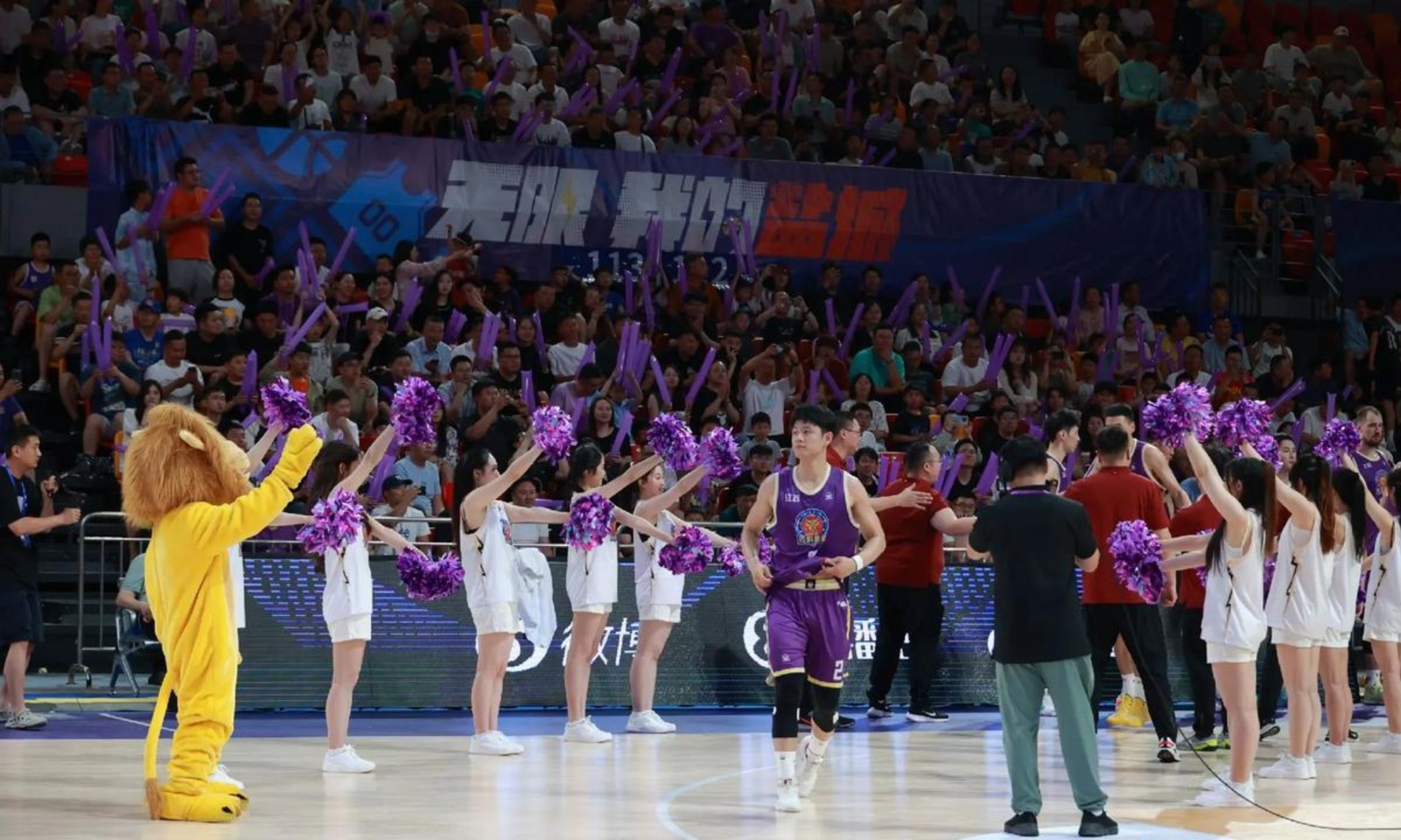 强队对决场面激烈，CBA比赛实力对决的简单介绍