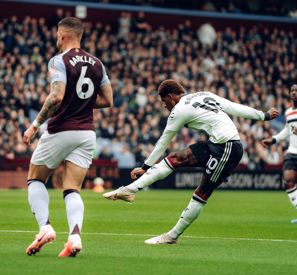 包含阿斯顿维拉逆转胜利，球迷疯狂欢呼的词条