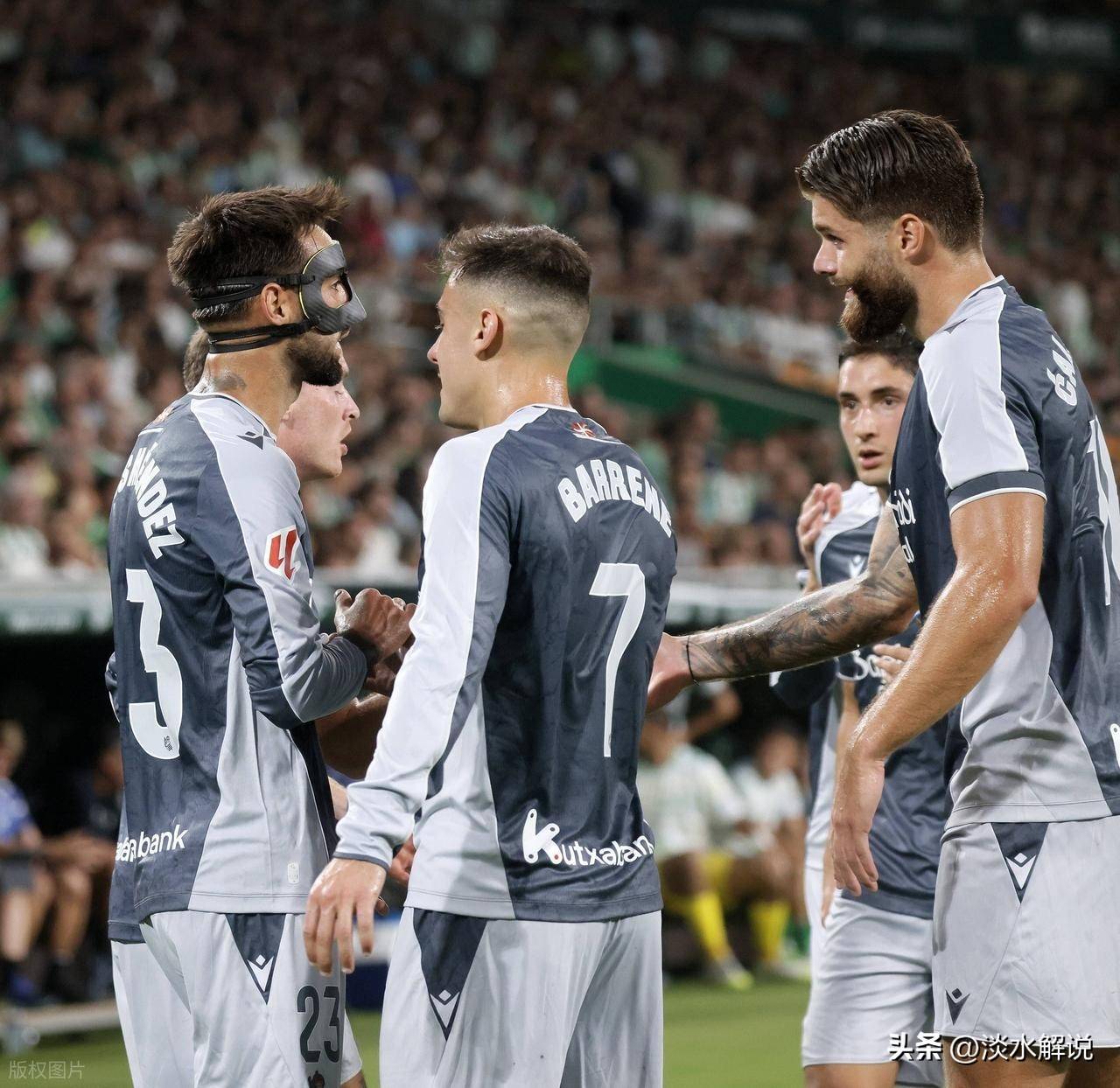 包含巴塞罗那豪取三分，扩大领先优势的词条