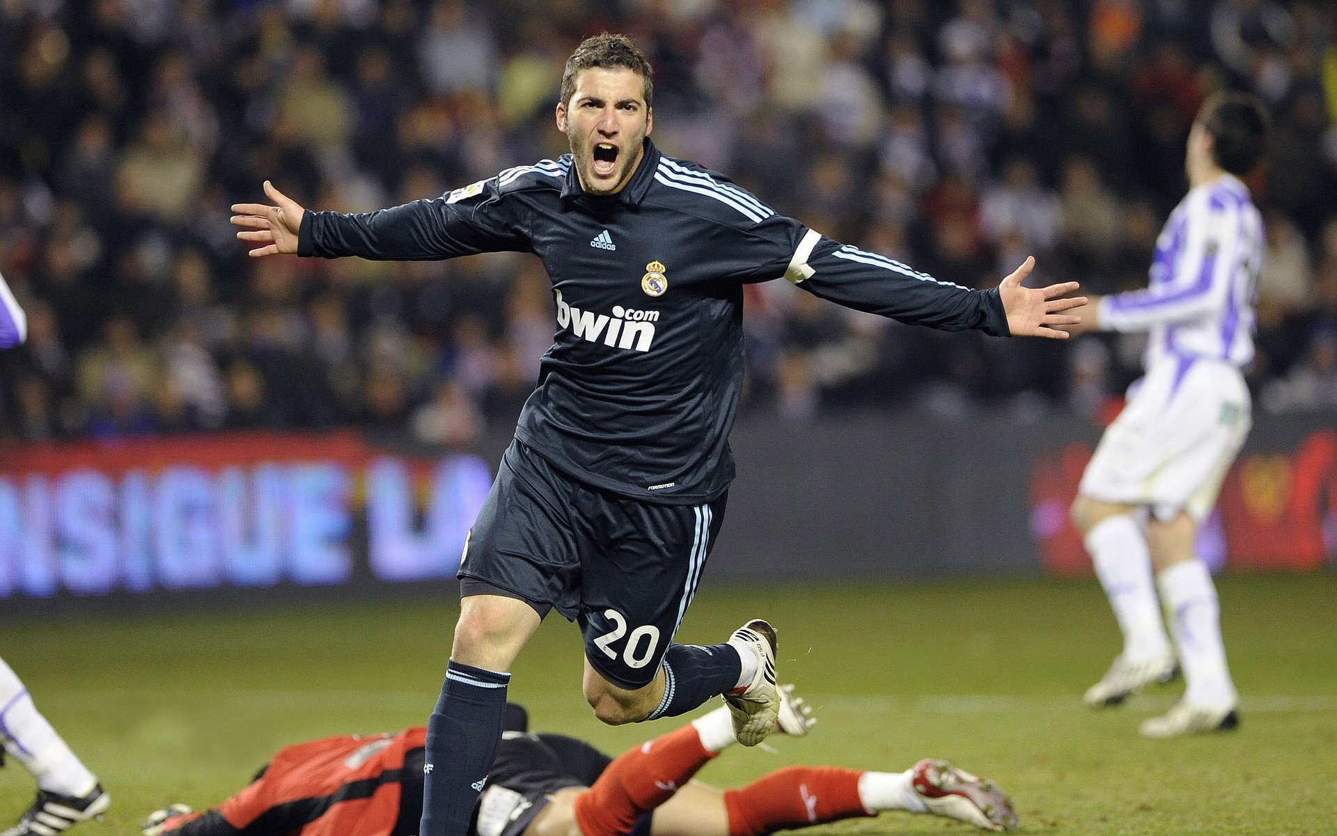 德甲争冠战之夜，布伦森存在感拉满，一个名字如何定义一场史诗对决